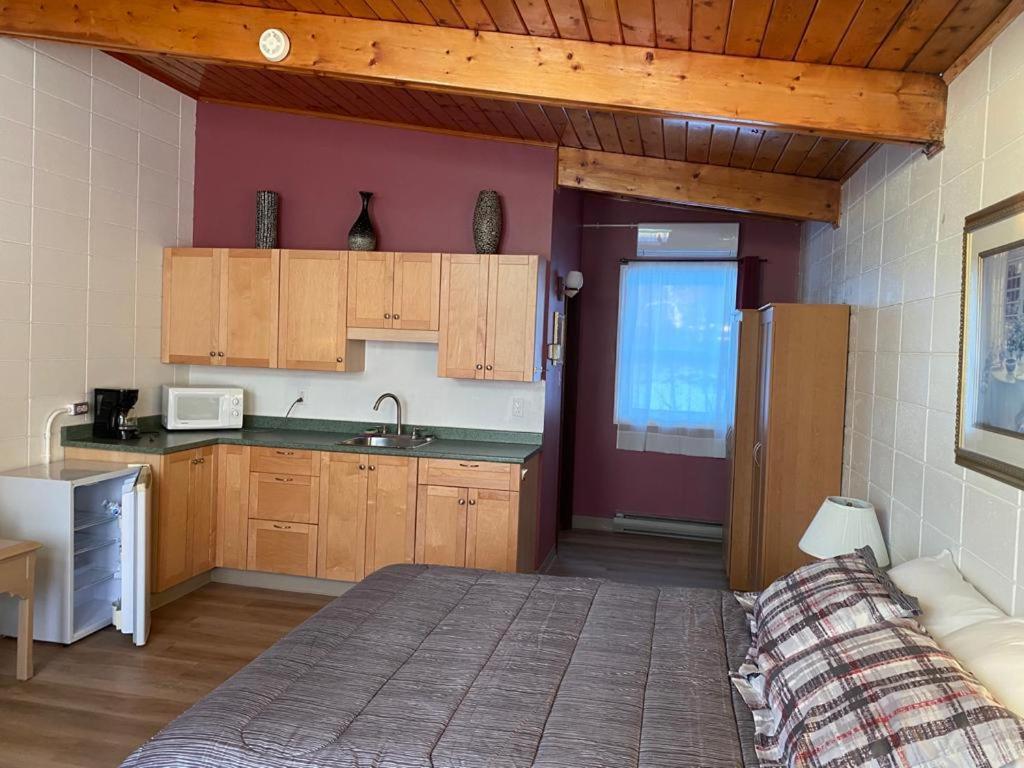Huron Sands Motel And Restaurant Providence Bay Экстерьер фото