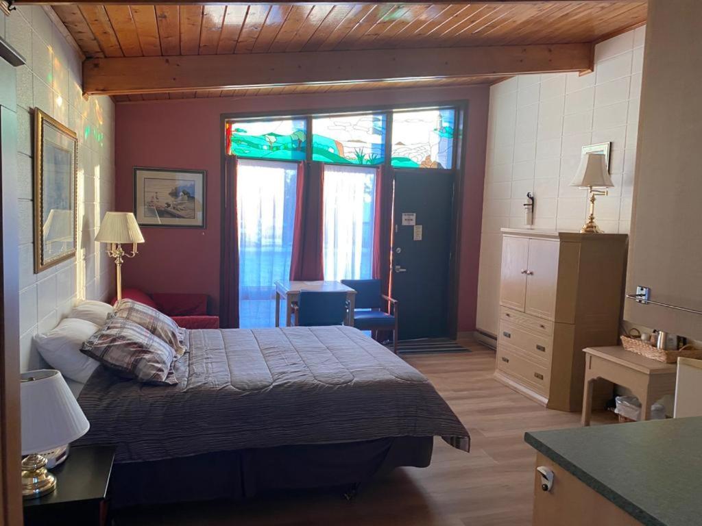 Huron Sands Motel And Restaurant Providence Bay Экстерьер фото