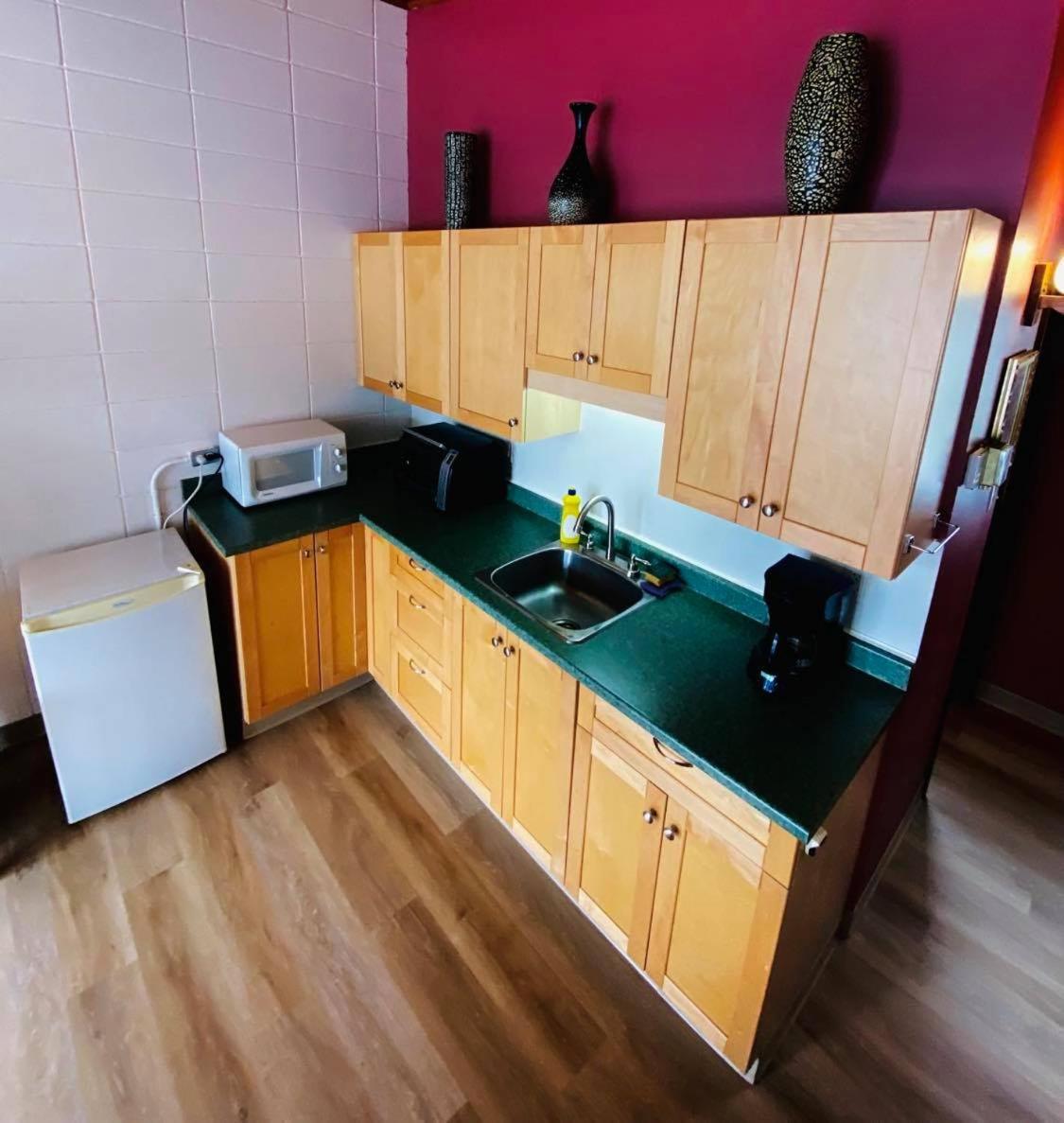 Huron Sands Motel And Restaurant Providence Bay Экстерьер фото
