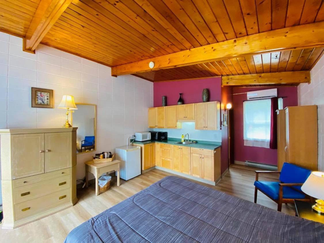 Huron Sands Motel And Restaurant Providence Bay Экстерьер фото
